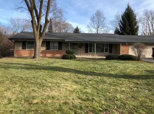 404 Park Crest Dr, Thiensville, WI 53092