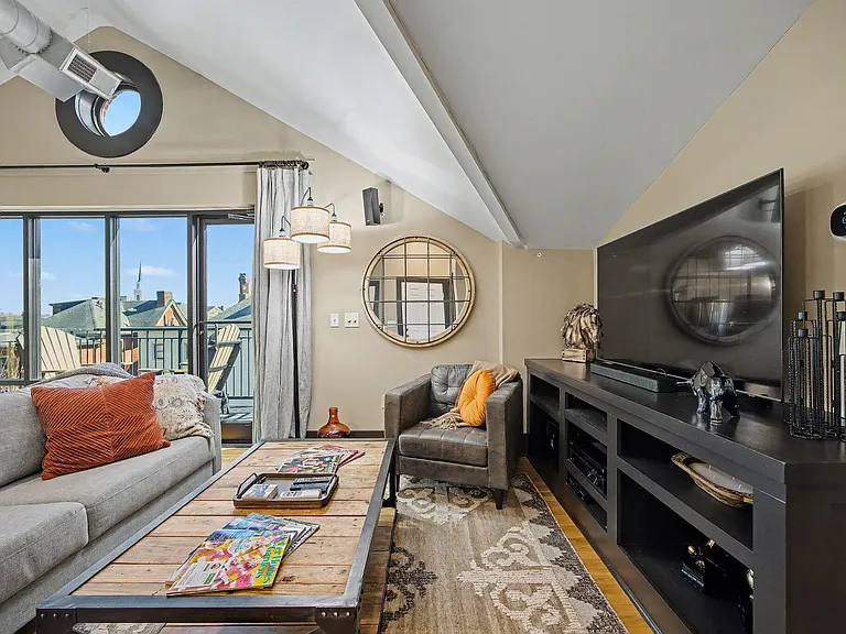 261 S Limestone St #304 — Photo 36