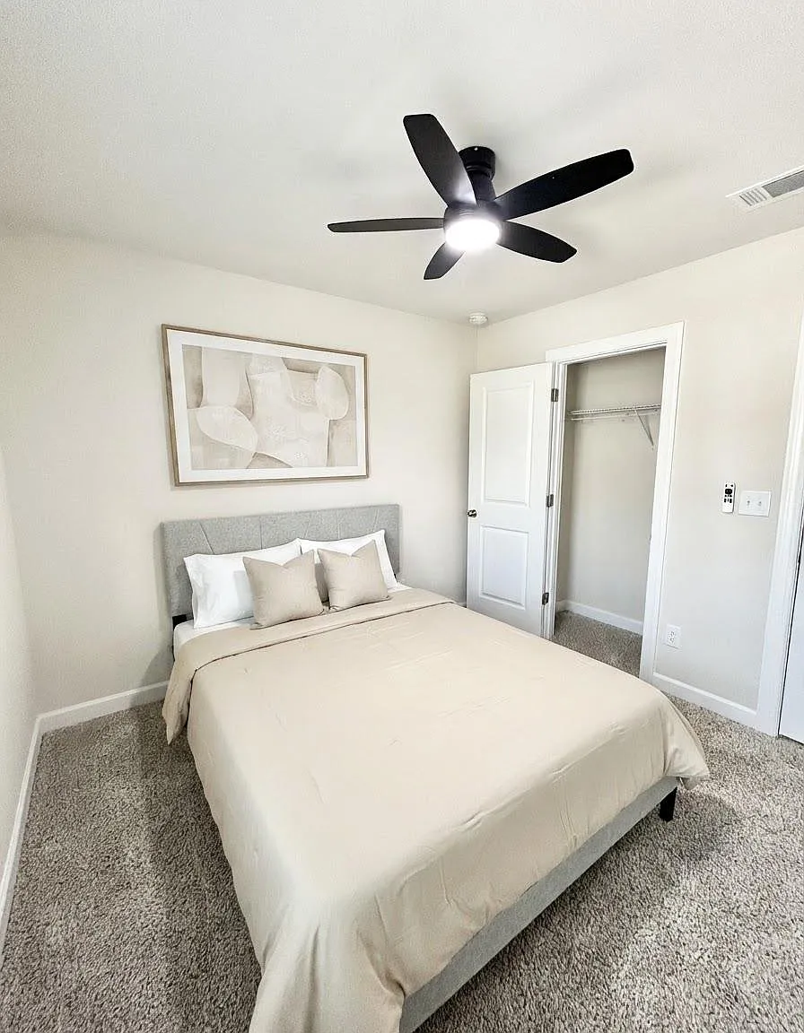 4 bed, 2.5 bath, 3800 sqft, $1,048 — Photo 2