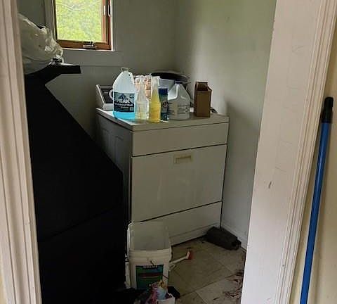 5th image of 413 Stewart St