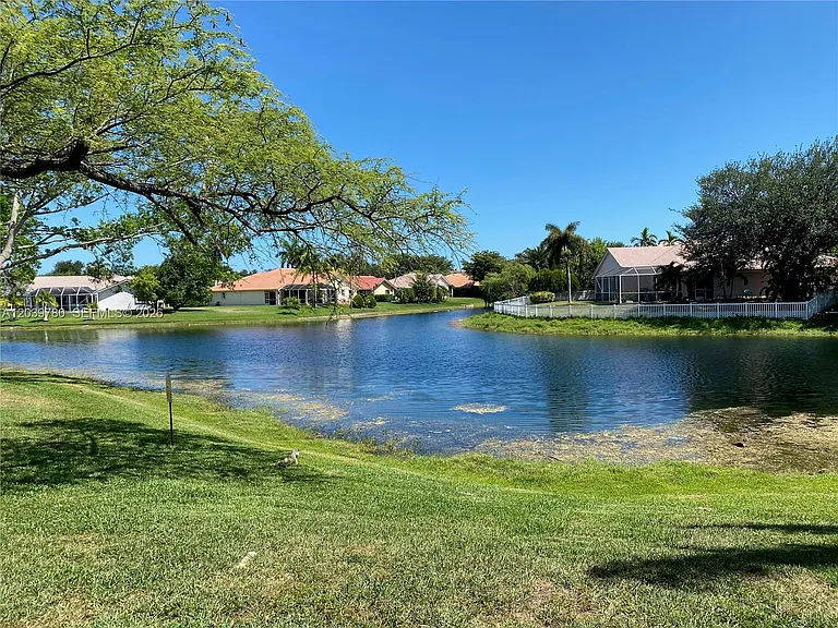 450 Palm Cir W #301 — Photo 3