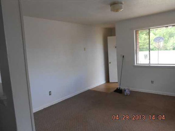 2nd image of 1100 N Hickory St