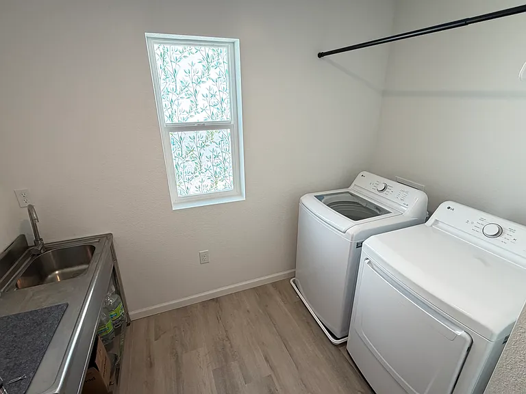 Sink and washer/dryer included