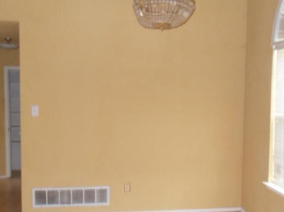 4th image of 443 Euless Dr