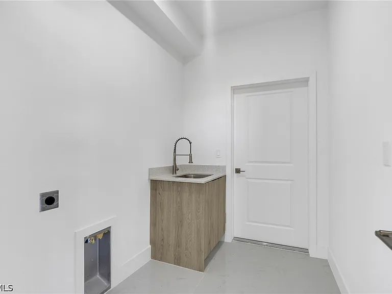 1142 Edelweiss St E — Photo 20