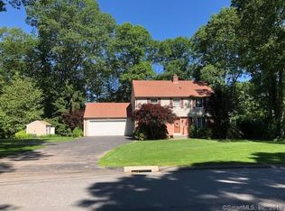 8 Boxwood Ln, Norwich, CT 06360