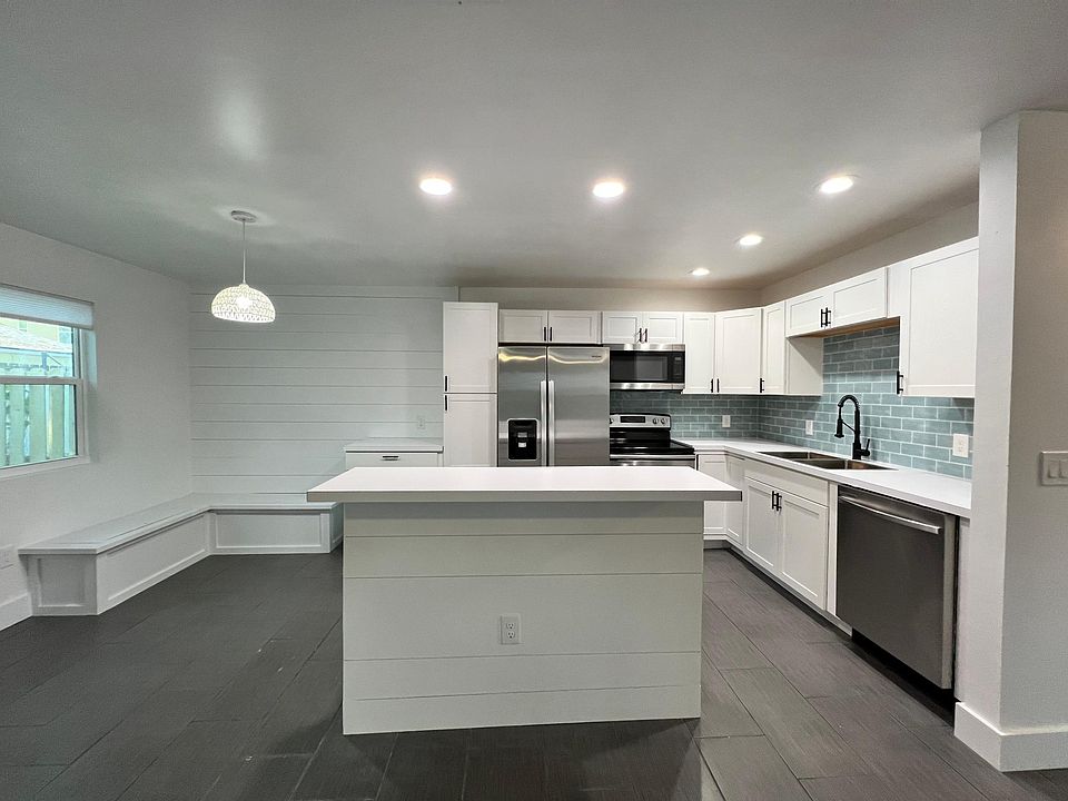 Kitchen and dinning nook- rental comes with white pedestal table for bench corner.