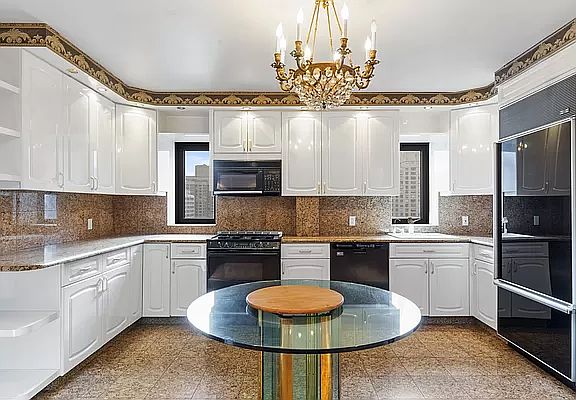 4th image of 161 W 61st St #26FG