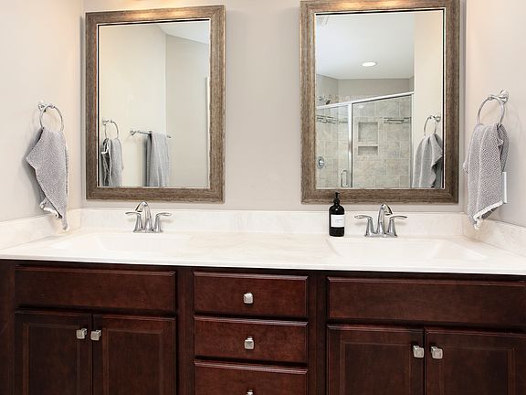 4th image of 1135 Metropolitan Dr