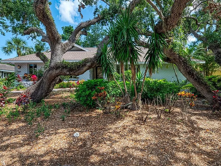 1224 S View Dr — Photo 2