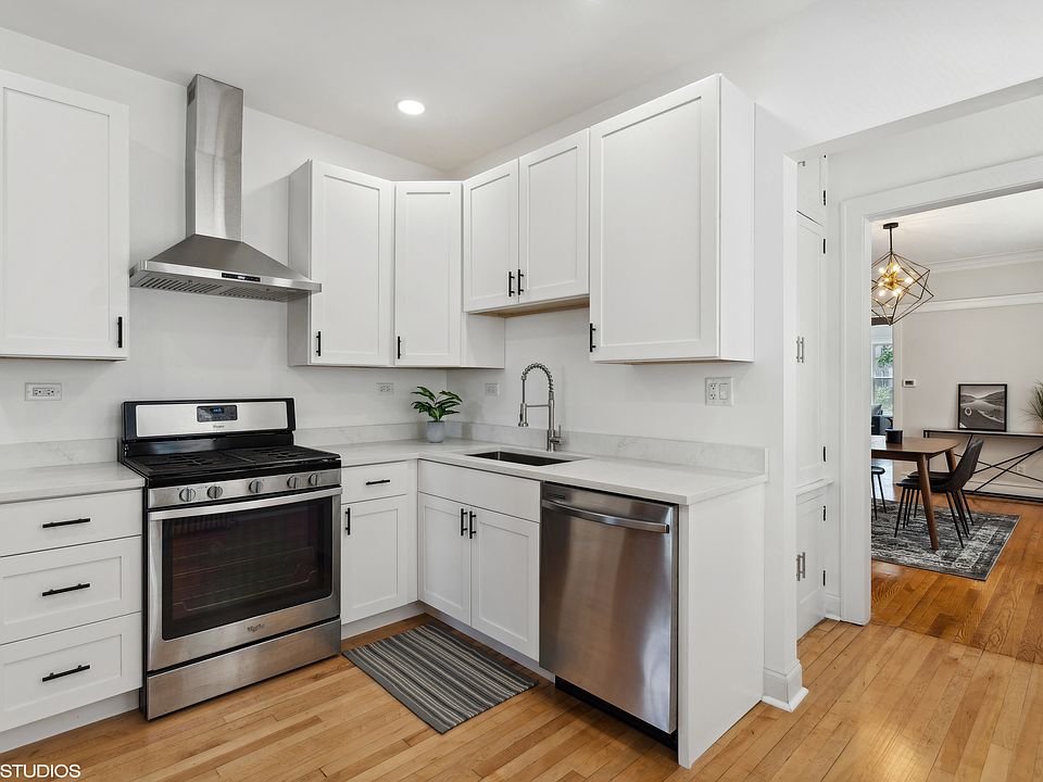 1st image of 4124 W Oakdale Ave #1