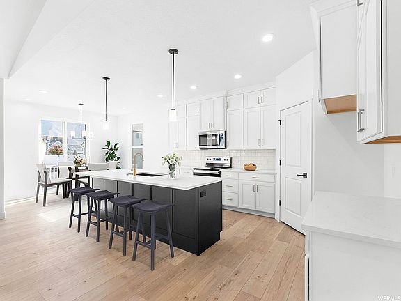 Kitchen with 9' Island