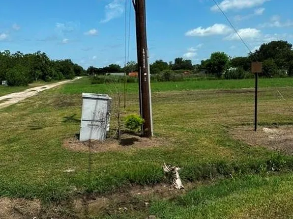 Hunters Ln, Eagle Lake, TX 77434
