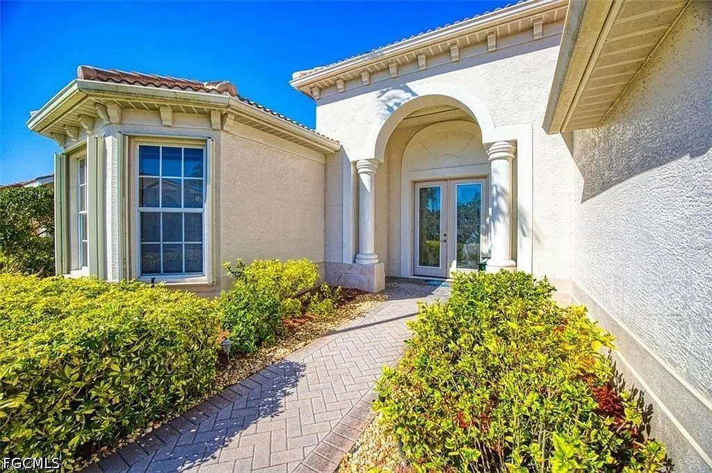 2 bed, 2.0 bath, 2052 sqft, $7,600 — Photo 2