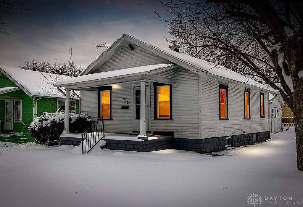 300 Ashwood Ave photo 1