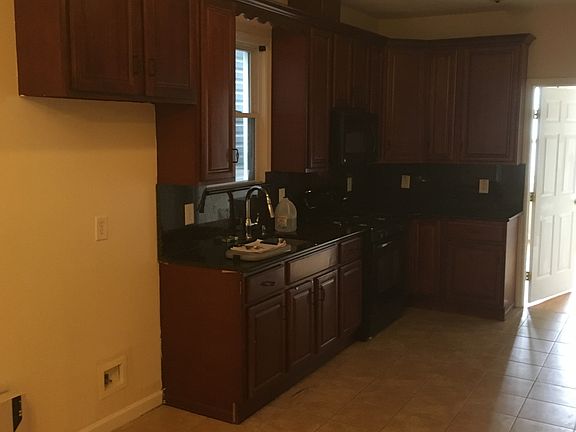 5th image of 43 Clarke Ave APT 2L