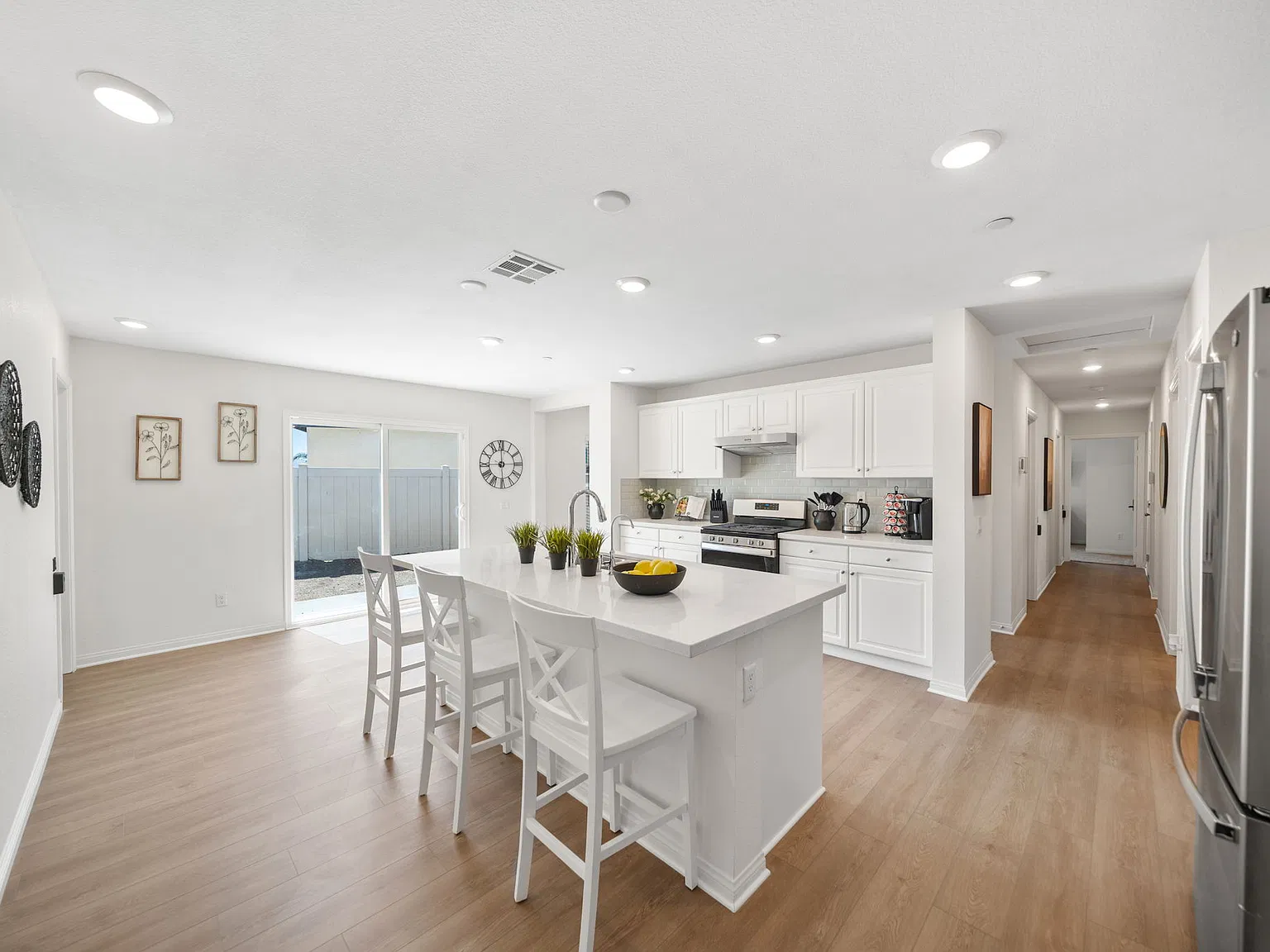 405 Willow Dr — Photo 2