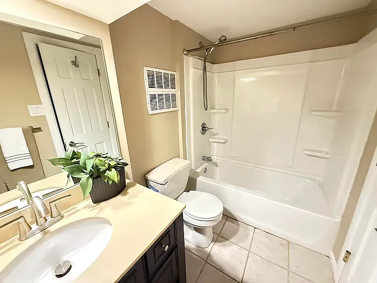 514 S Eastside Dr — Photo 3
