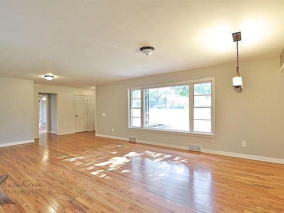 4th image of 901 Highland Ave