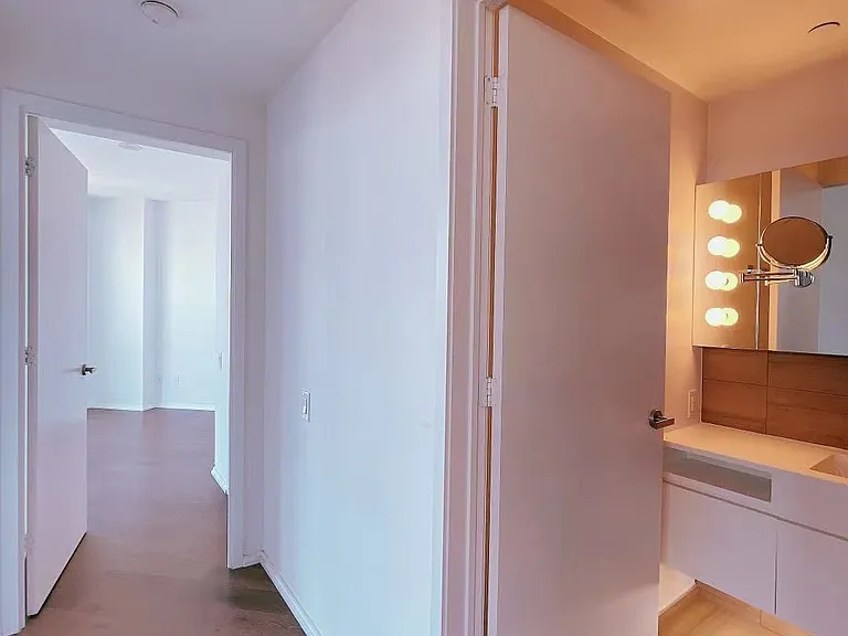 45 Charles St E #4712 — Photo 32