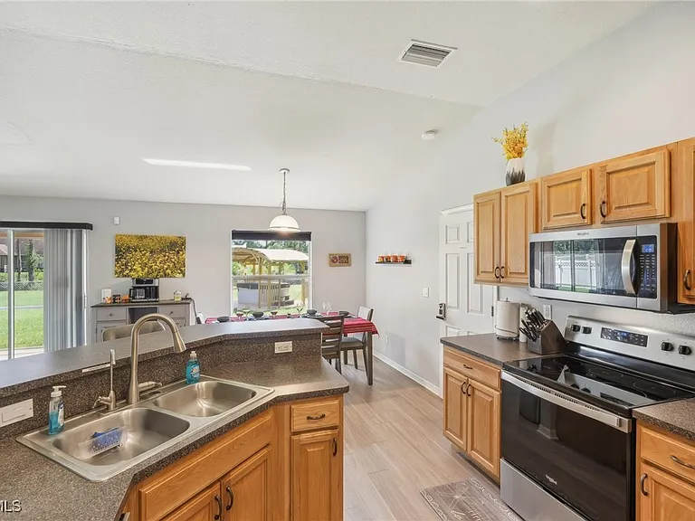940 Belmont St E — Photo 20