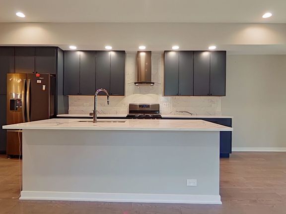 2nd image of 670 N Clark St #4S