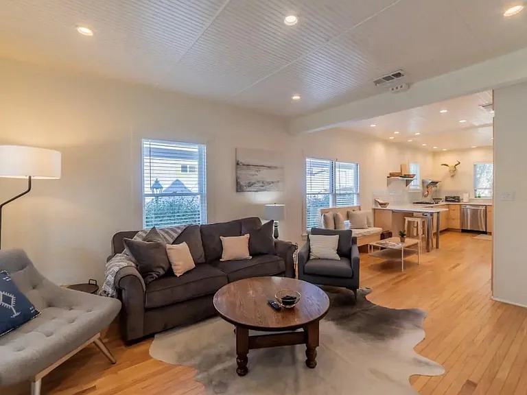 1503 Newton St — Photo 5