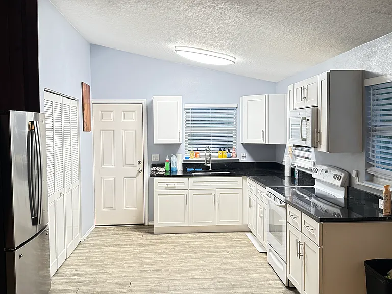 1630 Hillside Ln — Photo 2