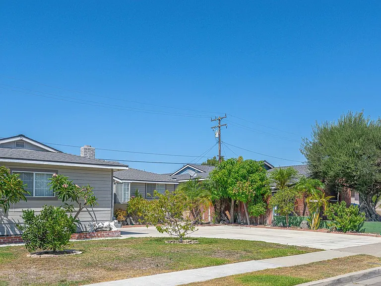 1817 E Morava Ave — Photo 32