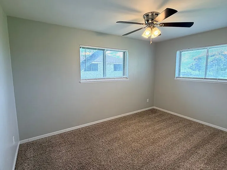 407 Viking St — Photo 9