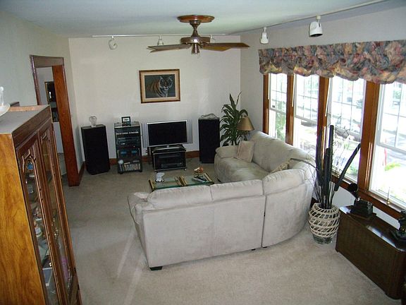 SPACIOUS LIVING ROOM