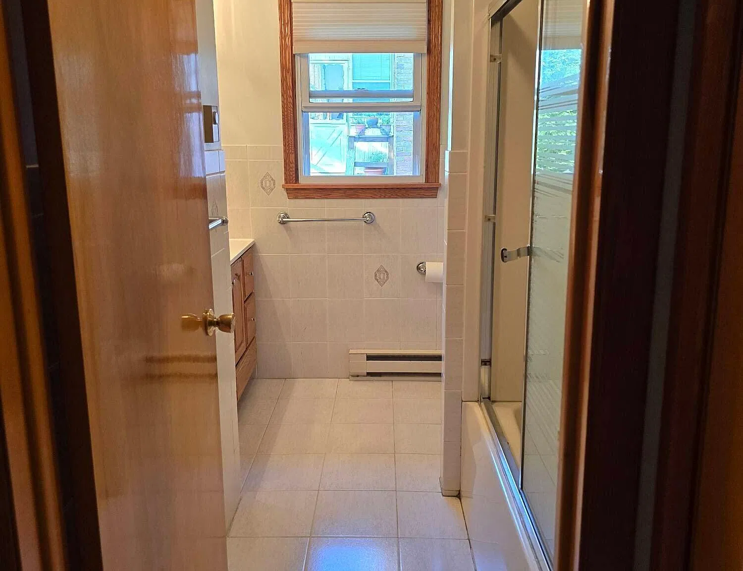 3 bed, 1.0 bath, 1300 sqft, $1,800 — Photo 4