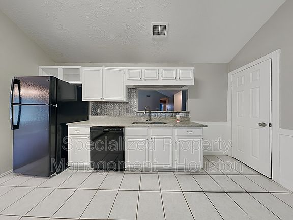 5th image of 3415 Carriage House Dr