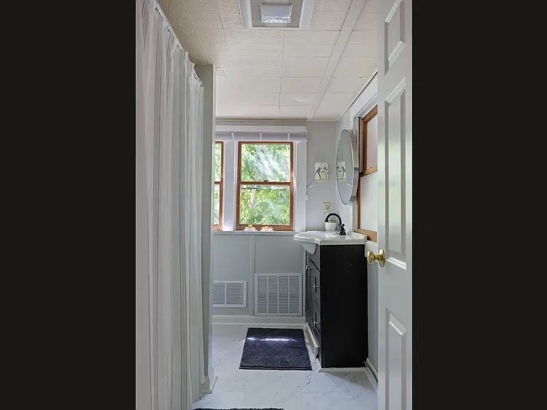 Bathroom 2 (main floor)