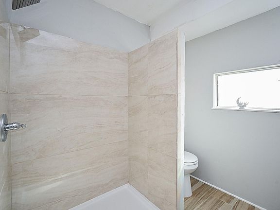 4th image of 1507 Laird St