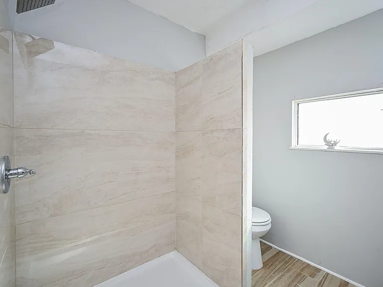 1507 Laird St — Photo 4