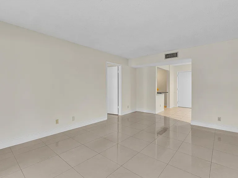 470 NW 20th St — Photo 25