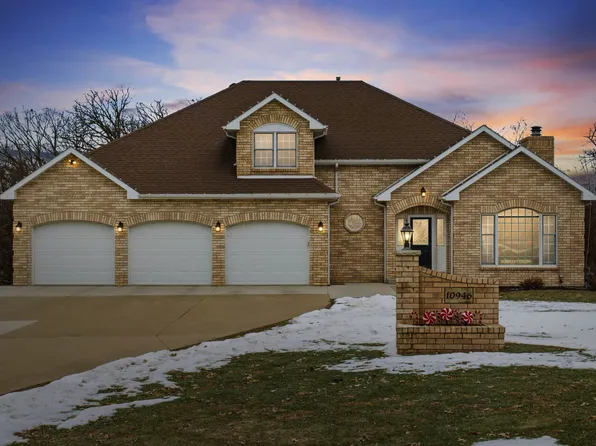 10946 Mockingbird Dr, Peosta, IA 52068