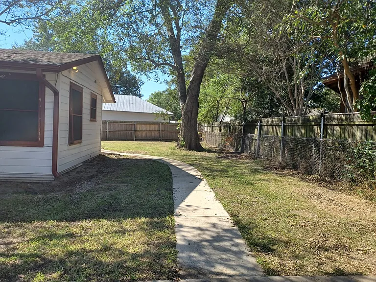 1007 Davis St N — Photo 11