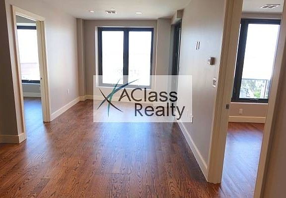 3rd image of 2716 Hoyt Ave S #D