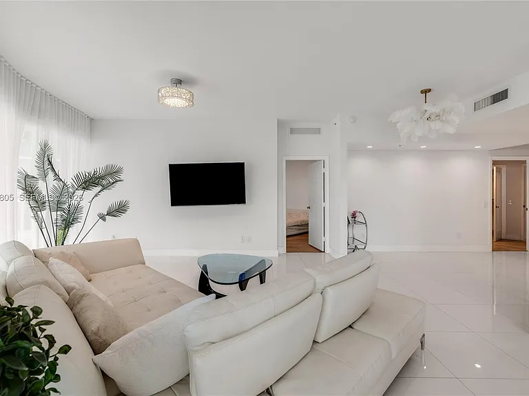 60 SW 13th St #1124 — Photo 4