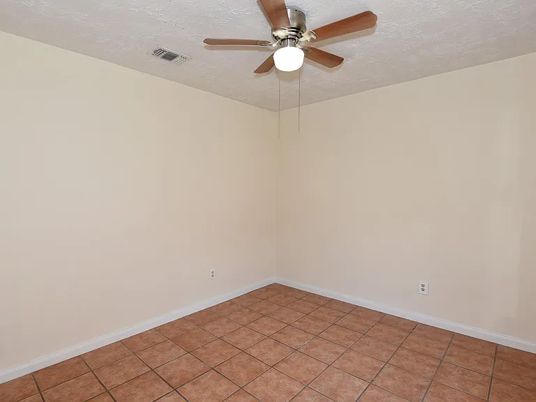 16222 Queensdale Dr — Photo 21