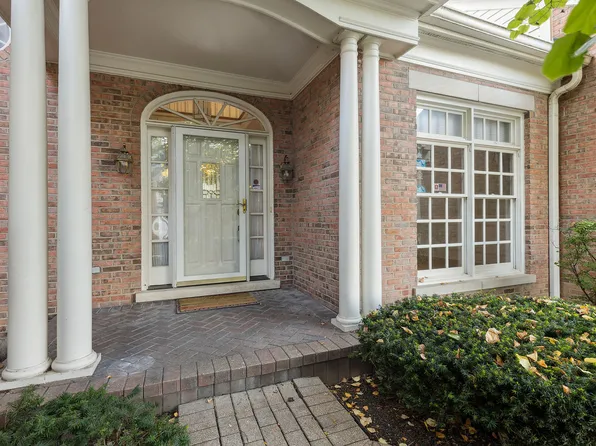 11219 E Chesapeake Pl, Westchester, IL 60154