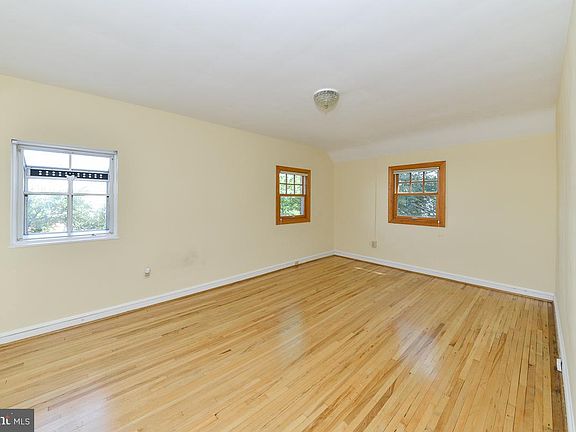 3rd image of 1008 N Sycamore St