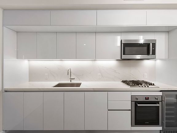 3rd image of 505-513 W 43rd St #4T