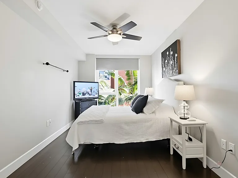 1431 Pac Hwy #415 — Photo 37
