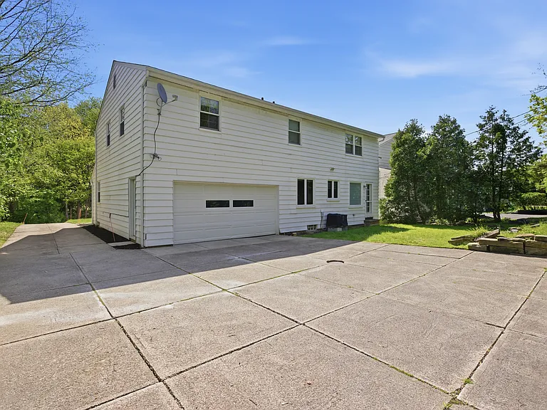 2056 Laurel Hill Dr — Photo 3