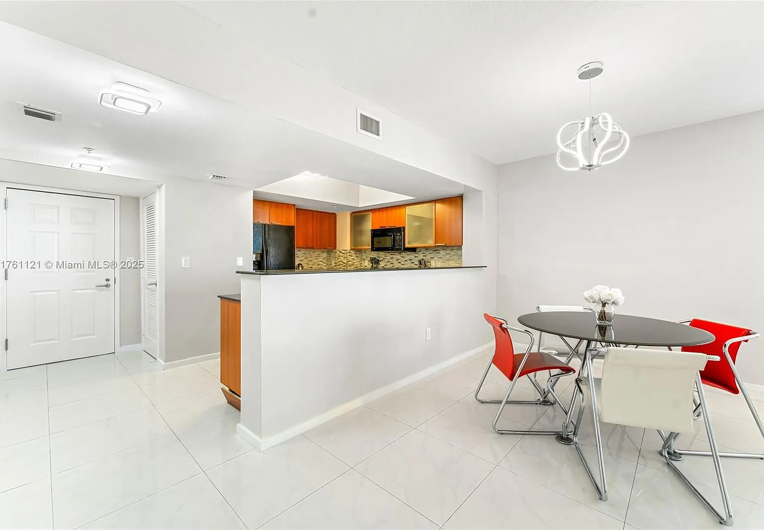 La Perla Condo — Photo 2