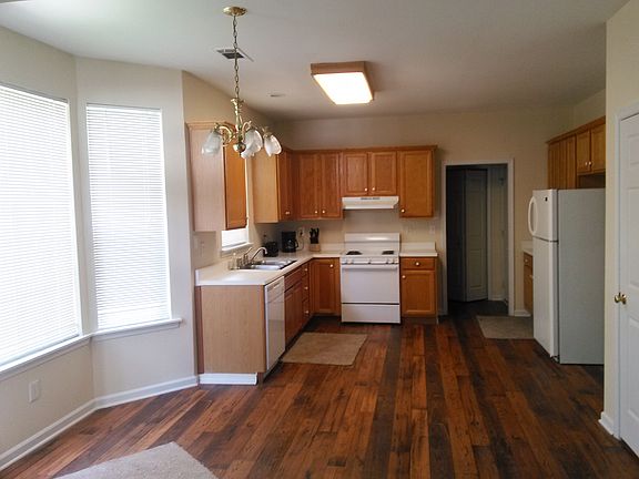 3rd image of 150 Glengary Ct