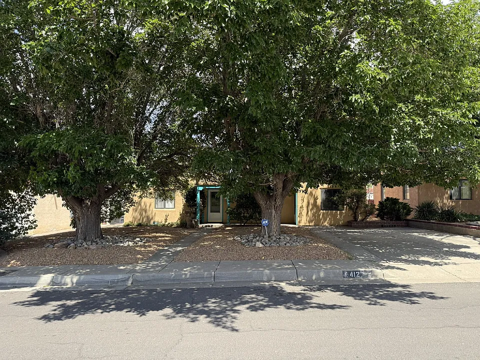 412 Laguayra Dr NE